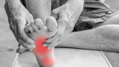 آیا درد کف پا خطرناک است؟ بررسی علل و علائم درد کف پا