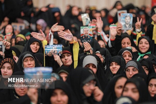 این نقدها به رهبر انقلاب وارد نیست؛ در حوزه زنان از رهبری عقب هستیم