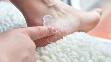 پاشنه پای شما هم در فصل سرما ترک میخورد؟ | ۵ توصیه طلایی برای داشتن پاشنه نرم پاشنه پای شما هم در فصل سرما ترک میخورد؟ | ۵ توصیه طلایی برای داشتن پاشنه نرم