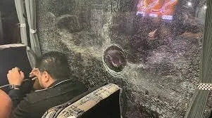 دستگیری سنگپران یزدی به اتوبوس تیم سپاهان | مجروحیت یکی از اعضای کادر فنی + ویدئو دستگیری سنگپران یزدی به اتوبوس تیم سپاهان | مجروحیت یکی از اعضای کادر فنی + ویدئو