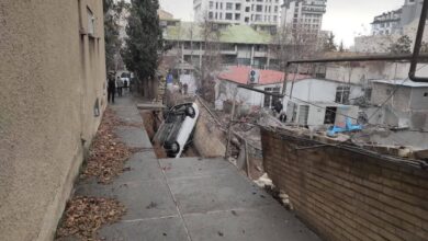 فرونشست زمین مجاور محل گودبرداری ساختمانی در محله زعفرانیه/ افتادن خودرویی در گودال ایجاد شده