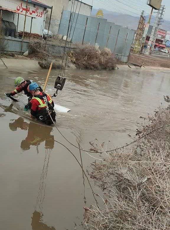 سقوط خودرو در کانال آب جاده خاوران