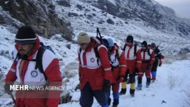 تیم عملیاتی هلال احمر در سرمای منفی ۴۰ درجه در جستجوی کوهنوردان مفقودی قله دماوند