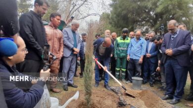 شهردار و سفیران محیط‌زیست اصفهان نهال غرس کردند
