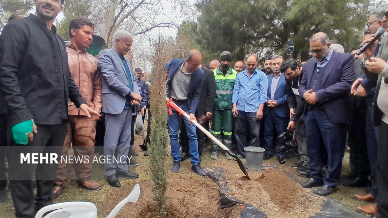 شهردار و سفیران محیط‌زیست اصفهان نهال غرس کردند