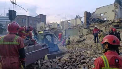 خروج یک نفر از زیر آوار ساختمان تخریب شده در خیابان طالقانی خروج یک نفر از زیر آوار ساختمان تخریب شده در خیابان طالقانی